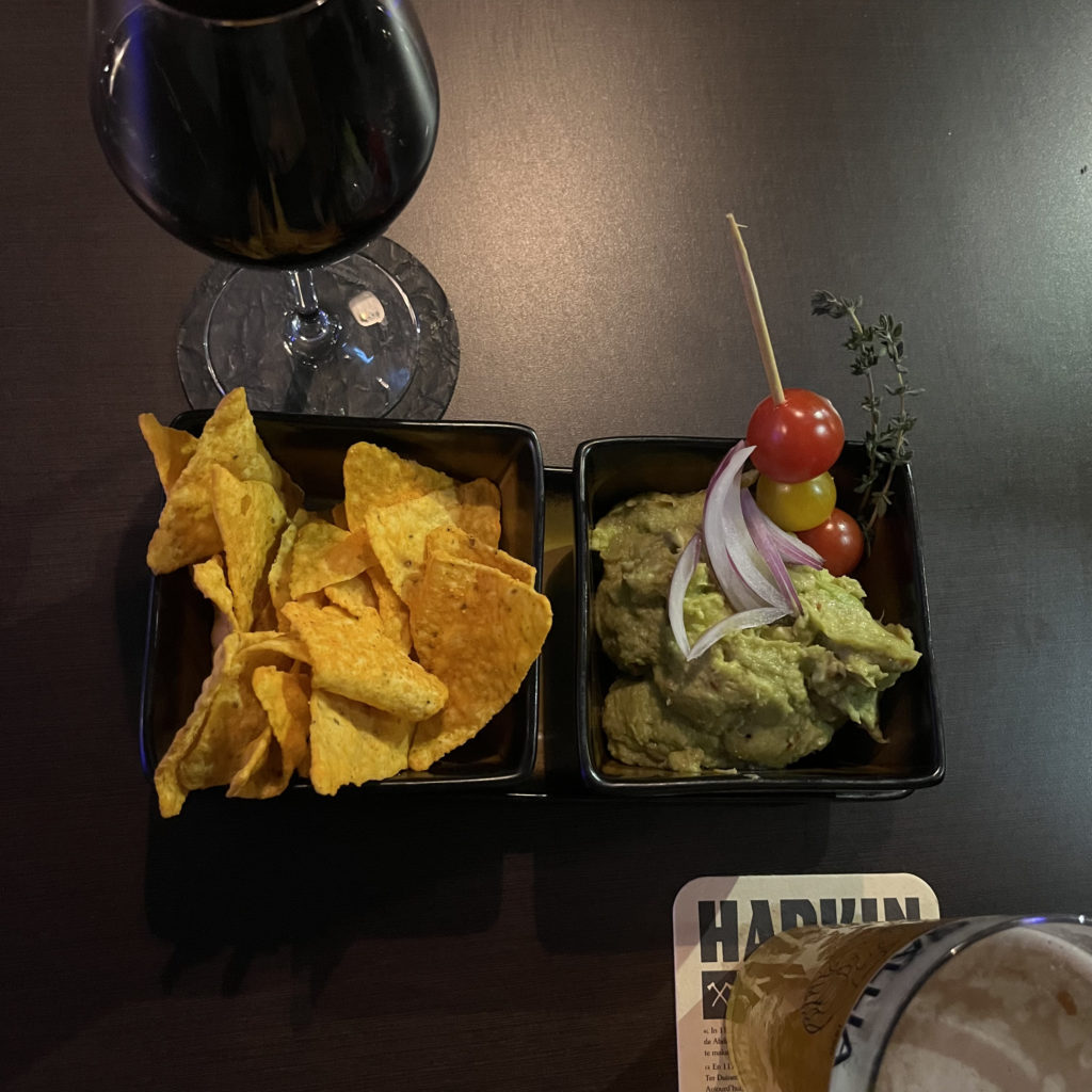 nachos et guacamole de l'Invictus bar